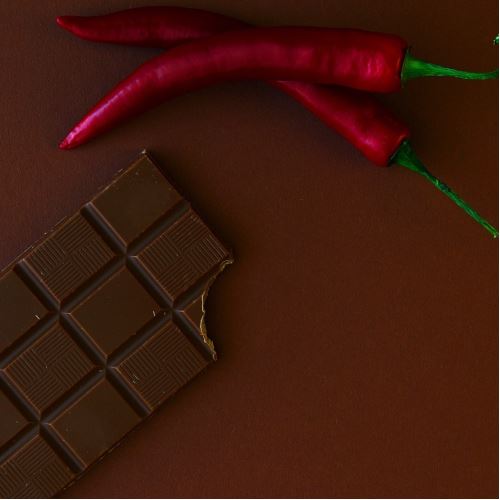 Köstliche hausgemachte RAW-Schokolade mit Chili